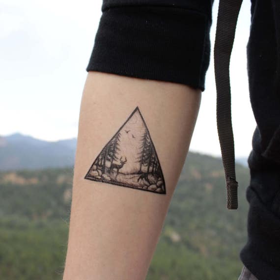 Cerf dans la forêt Triangle scène tatouage temporaire, les pins et les oiseaux dans le ciel, tatouage de la Nature à l\u0027encre noire,